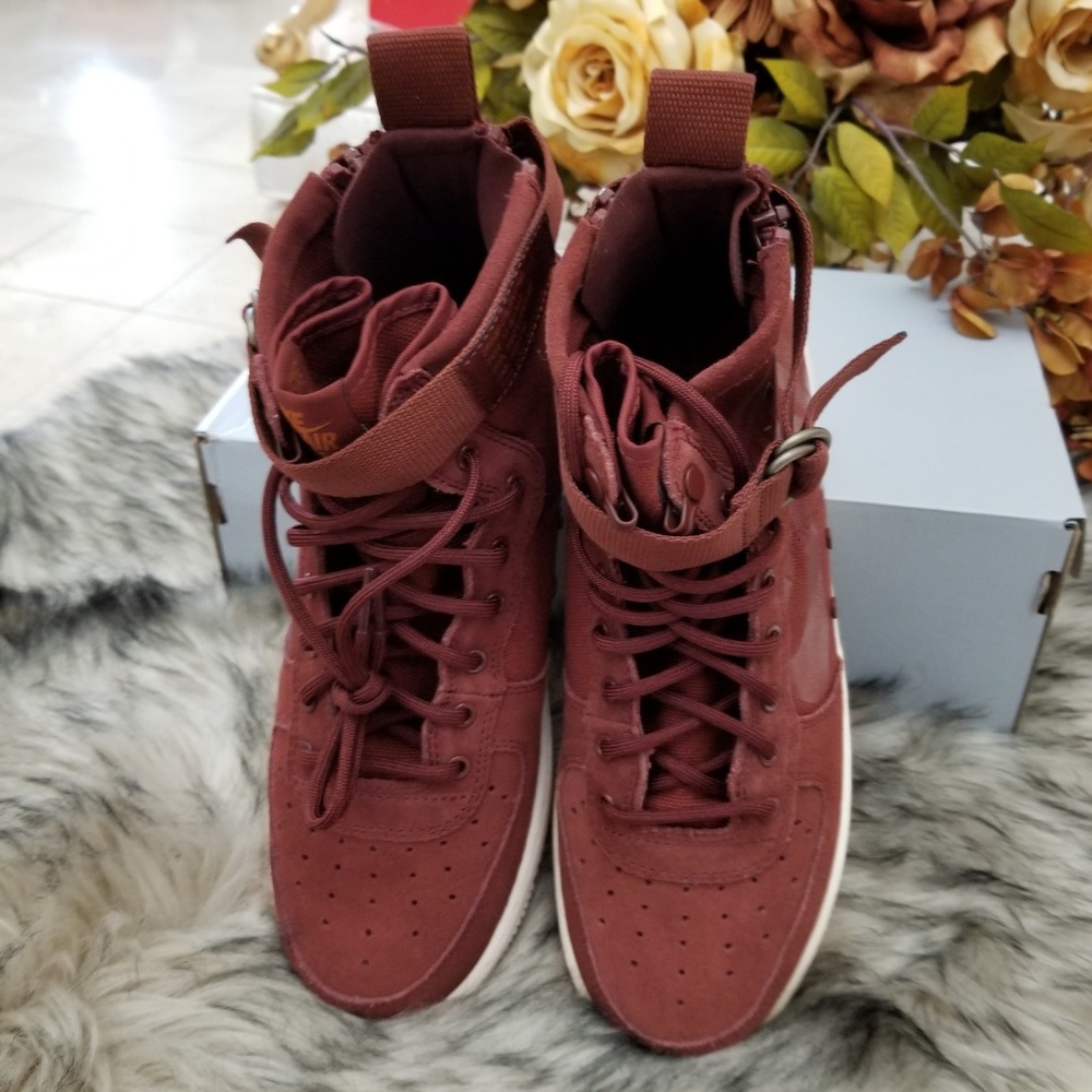 Nike SF Air Force 1 Mid Shoes - Picture 7 of 8